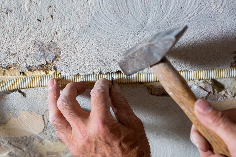 Fræse ledninger ind i væggen: Nu er rillen klar til ledninger