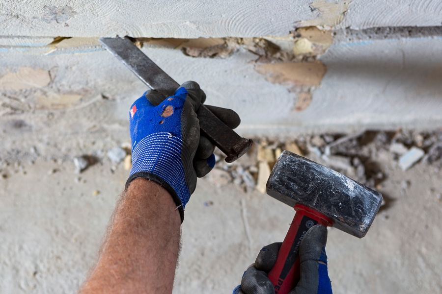 Fræse ledninger ind i væggen: Mellemrummet fjernes.