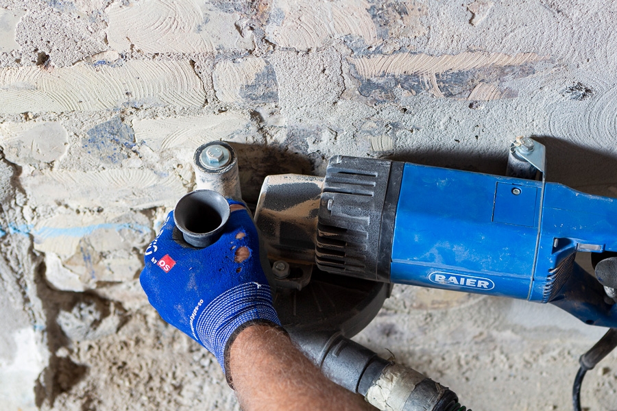 Fræse ledninger ind i væggen: Fræs sporet med en rillefræser