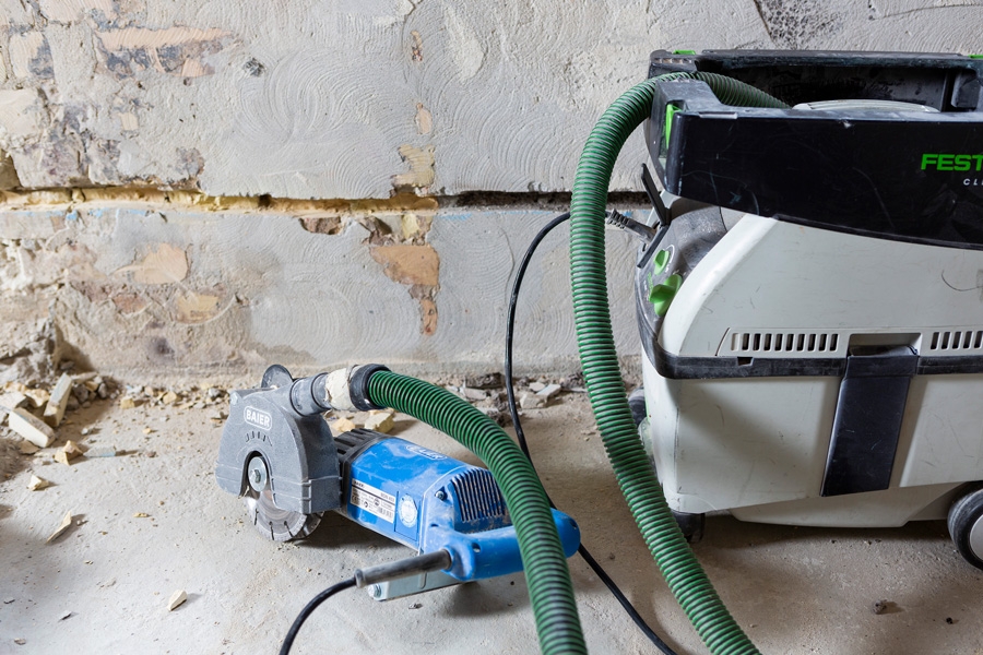 Fræse ledninger ind i væggen