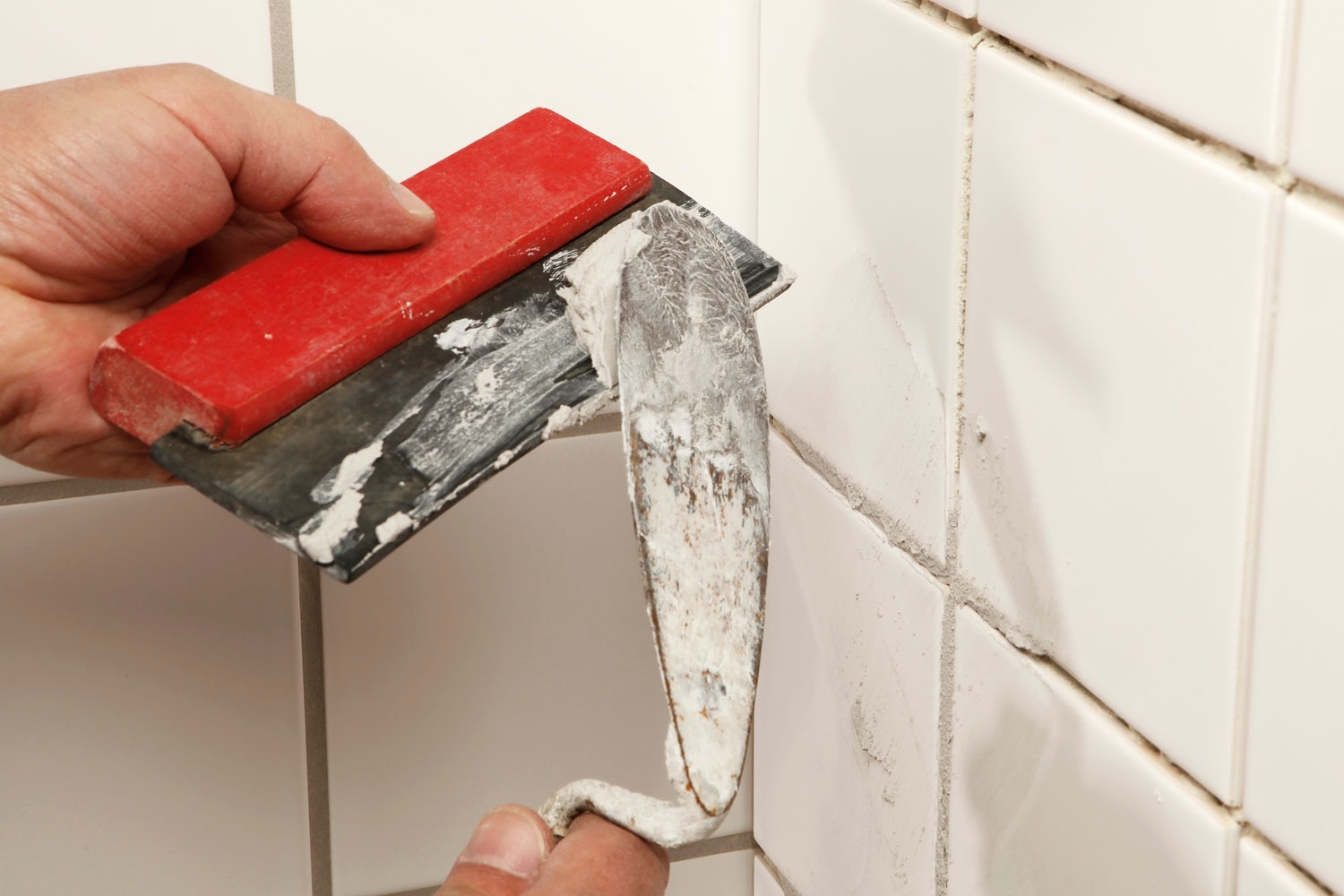 Fuge fliser: Fugemasse blandet etter anvisningene legges på en gummisparkel med en murskje.