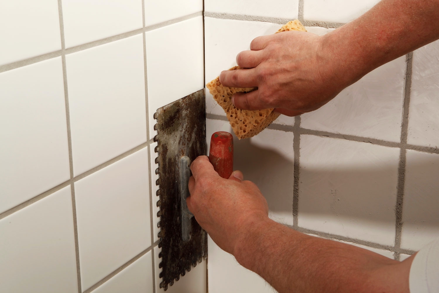 Tasoita laattojen saumat