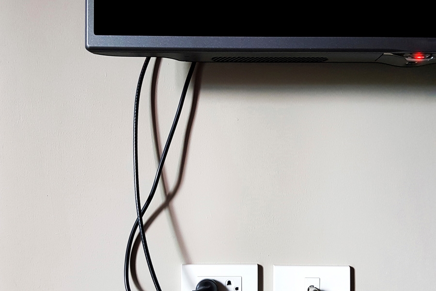 Ibland kan man nöja sig med att göra det enkelt. Med buntband, kabelklamrar och kabelspiraler kan du faktiskt göra en hel del för att få ordning på röran.