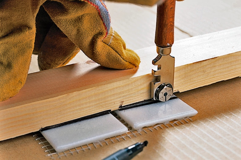 En glasskärare är också någon att lita på när du ska skära små glasmosaikstenar.