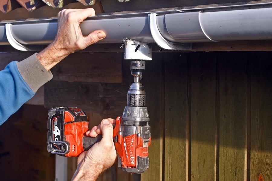 Hullsag: En hullsag kan også bore i plast. Her borer vi et hull til et nedløpsrør i en takrenne av plast.