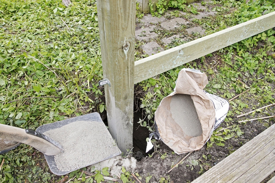 Tørbeton: Når stolper skal stå godt fast, er det oplagt at bruge tørbeton. Betonen hældes “tørt” i hullet, hvorpå der tilsættes vand efter anvisningerne og røres rundt.