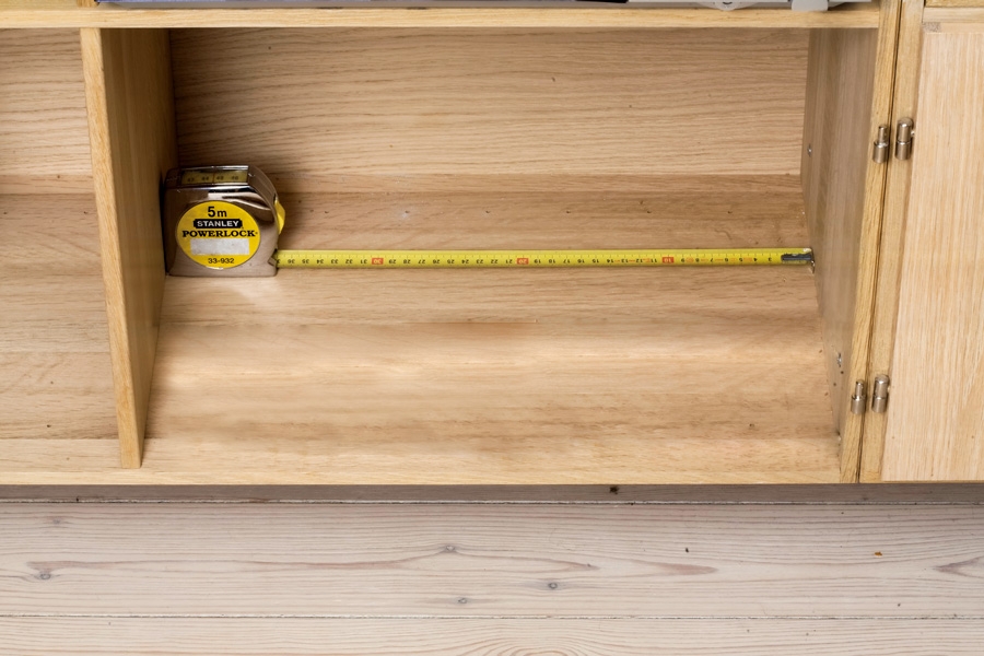 Mål lengden på boksen. Da kan du legge det til målet som båndet viser, og på den måten ta nøyaktig innvendige mål i én operasjon.