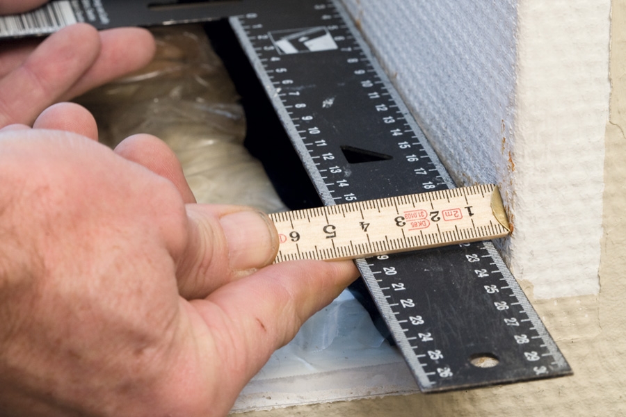 23 cm ut fra vinduet er lysåpningen 6 mm ute av vinkel. Det er greit å vite når du skal lage en vindusplate som skal flukte med sidene i lysåpningen.