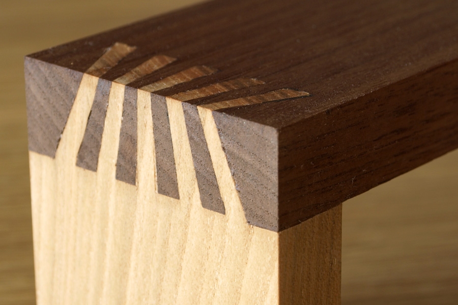 Navnet ”sunrise dovetails”, eller “soloppgangs svalehaler” oversatt til norsk, kommer av at tappene ser ut som strålene fra morgensolen.