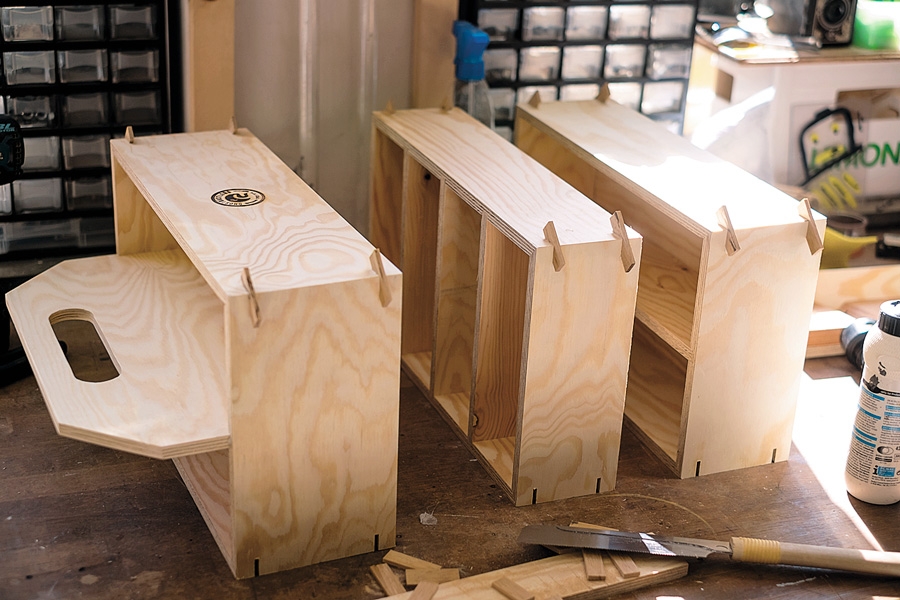 Työmaalle ei kannata kuljettaa enempää tavaraa kuin tarve vaatii. Työkalupakki koostuu kolmesta erikorkuisesta laatikosta.