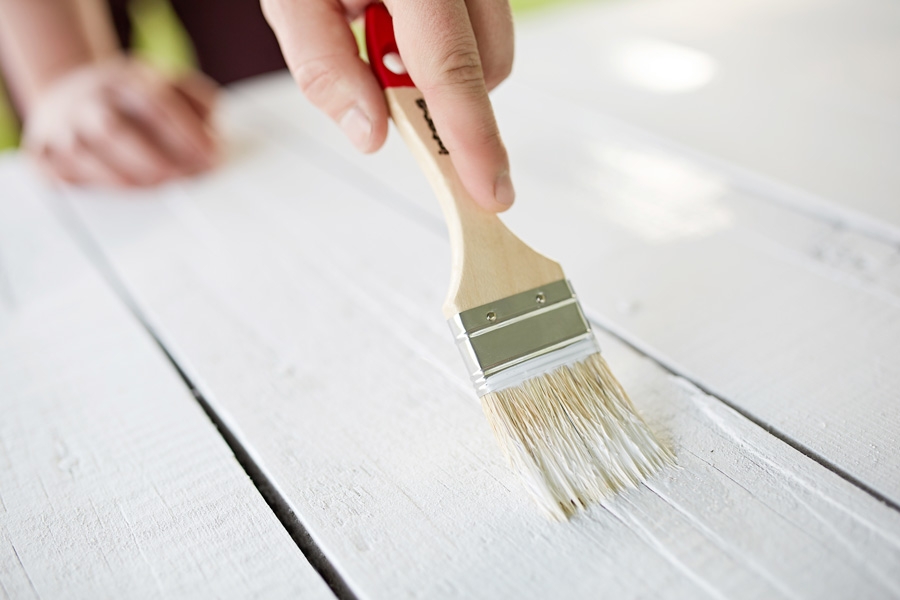 Her maler vi med heldækkende, men først har træet fået grundingsolie.