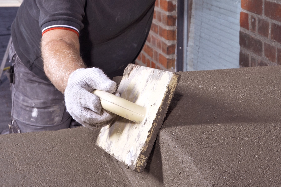 Pudslag på lodrette flader (stødtrin): Kanterne på en betontrappe er meget udsatte for stød og slag, så det betaler sig at runde dem med et pudsebræt.
