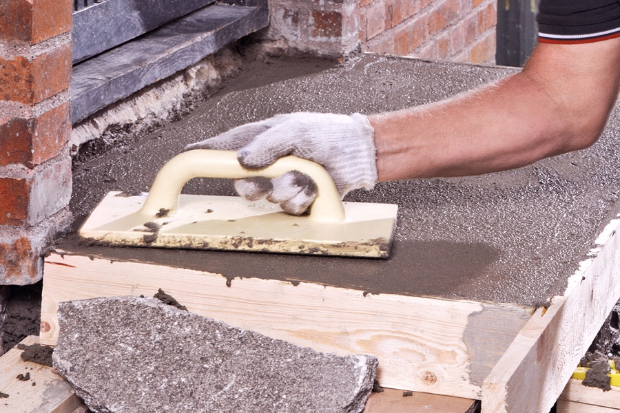 Pudslag på vandrette flader (trin): Overfladen rettes af med et lige bræt, der trækkes langs de to forskallingsbrædder i siderne.