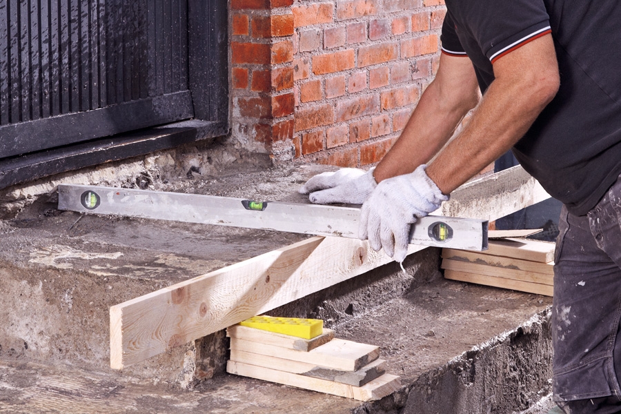 Pudslag på vandrette flader (trin): Byg en form (en forskalling) af brædder, der klodses op og støttes af sten og bræddestumper.