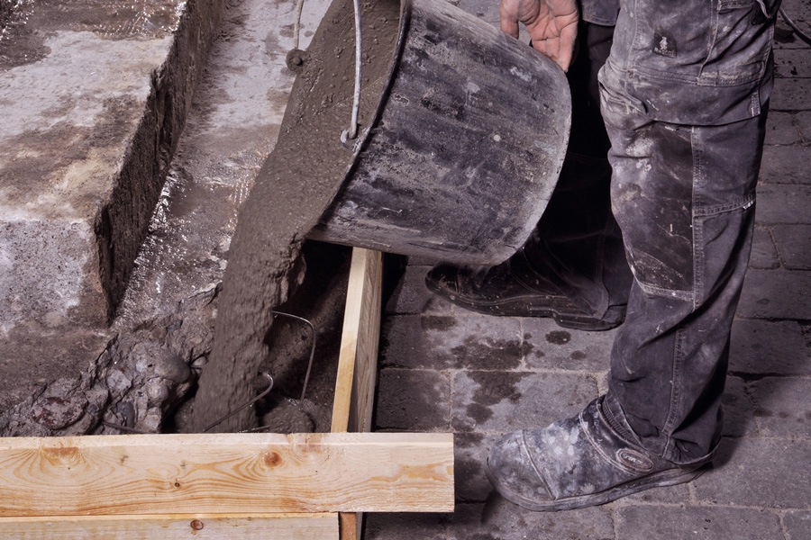 Støbt hjørne på trappe med forskalling: Betonen (0-8 mm) blandes og fyldes i hullet.