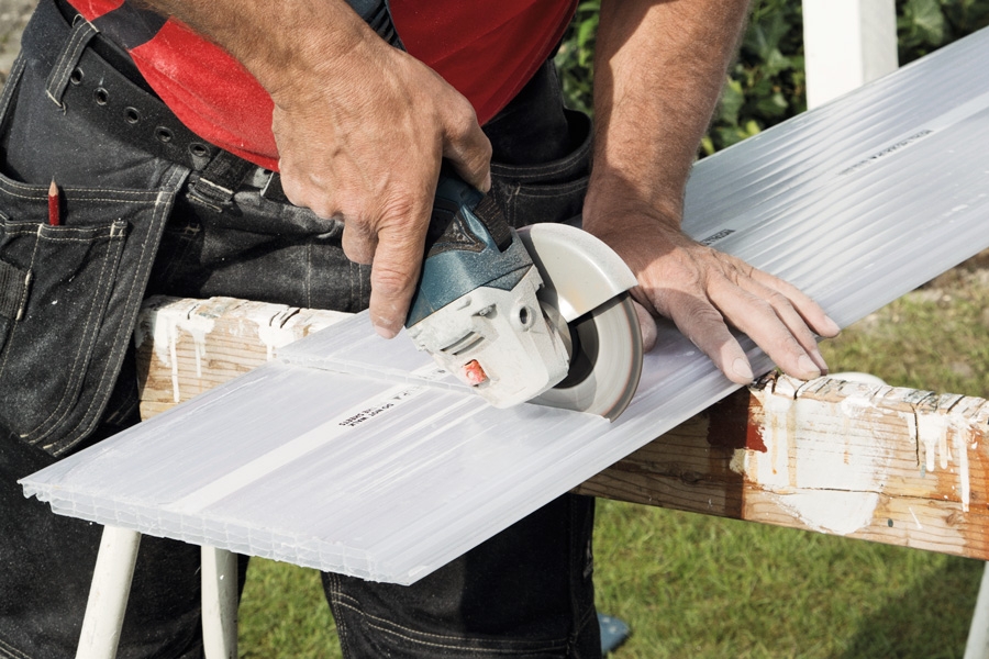 Så här används plastskivor: En vinkelslip är perfekt för att kapa plastskivor.