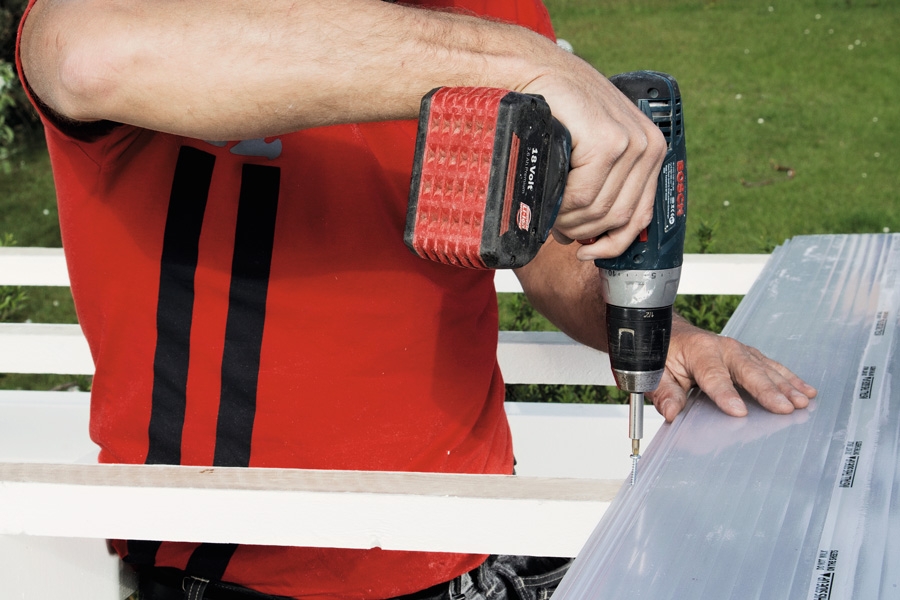 Plastplader til tag: Plastplader er lette at håndtere og nemme at montere. Desuden findes de i både slagfaste, isolerende og varmeafvisende varianter.