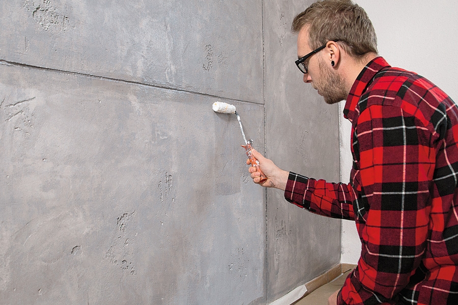 Der skal arbejdes koncentreret, da gipspudsen tørrer ret hurtigt.