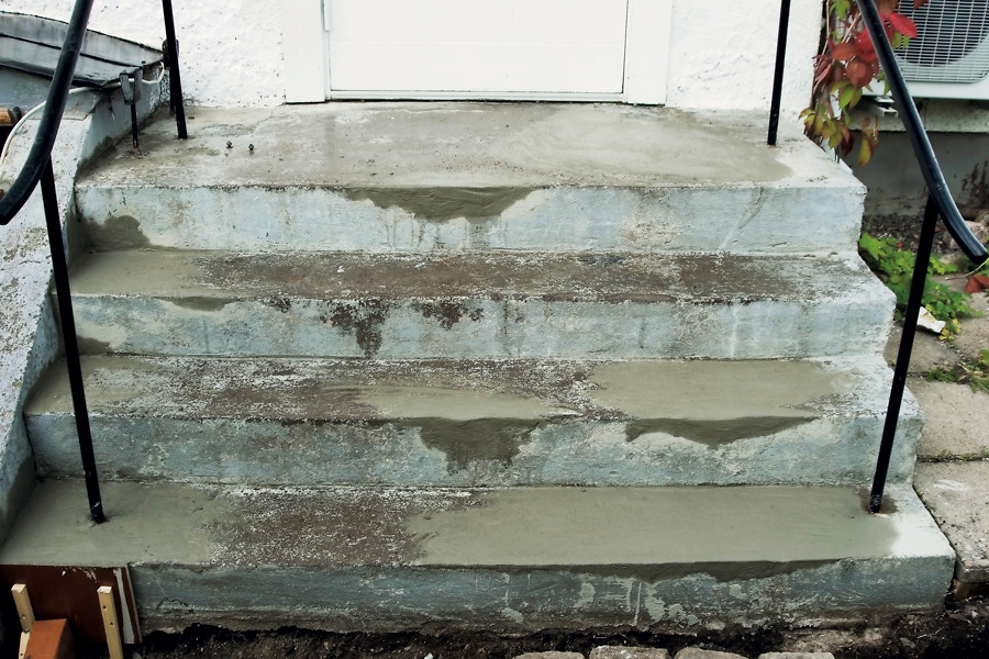 Når først der er hul i betonen på trappen, går det hurtigt med flere stykker, der springer af. Så det gælder om at få det fikset, inden det går helt galt!