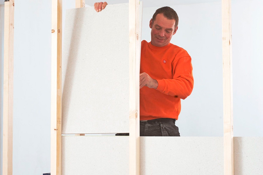 Kipsi: Tässä rakennetaan väliseinään kipsilevyistä.