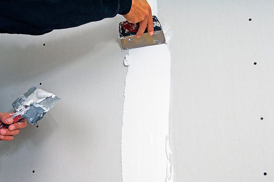 Kipsi: Tässä tasoitetaan kahden kipsilevyn välistä saumaa.