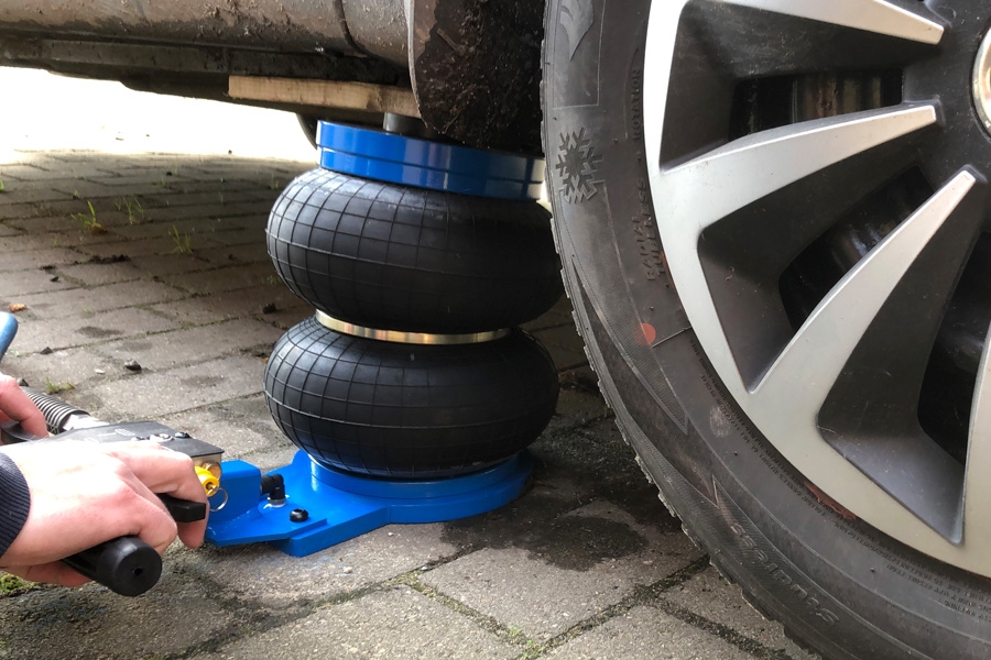 För in domkraften under bilen och tryck ned det högra handtaget. När du är färdig, trycker du ned det vänstra och bilen sjunker lugnt och stilla ned igen.