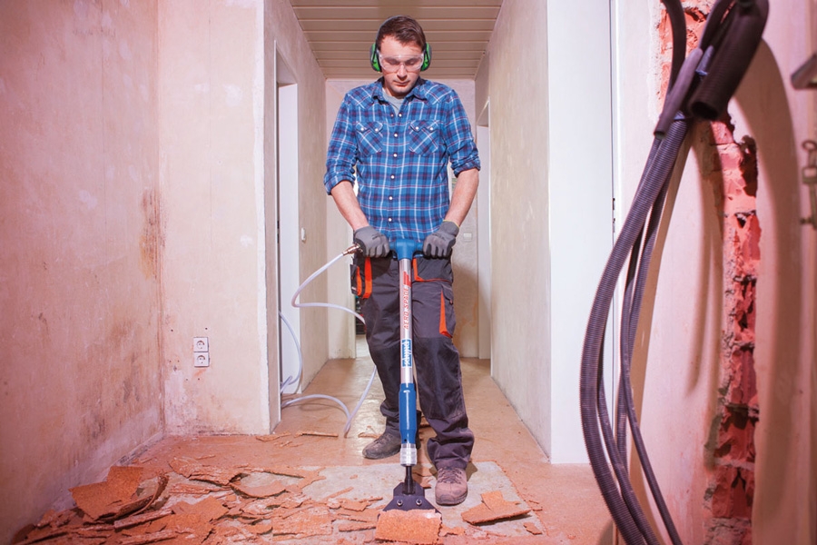 Med sin breda och vinklade kakelmejsel kan Aero2 bland mycket annat skala av det översta lagret golvbeläggning.