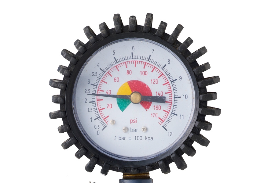 Alla kompressorer levereras med minst en manometer, där du kan avläsa utloppstrycket ut till verktyget. Du monterar den enkelt med en snabbkoppling.