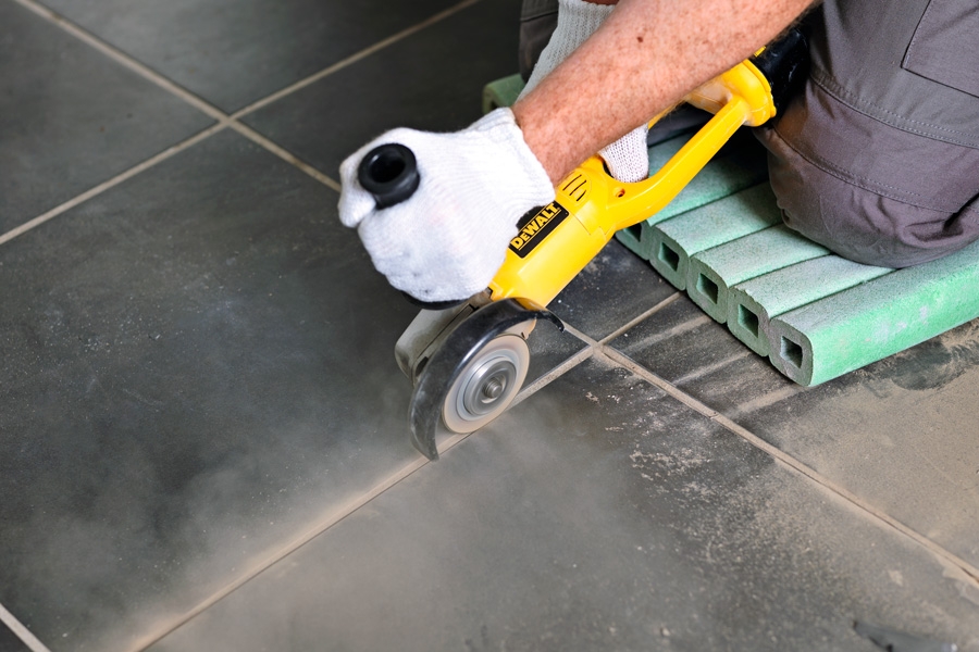 2 hyvää konetta laatan irrottamiseen: Laatan voi irrottaa ympärillä olevista saumoista helposti monitoimityökalulla ja upotus- tai karbidisegmenttiterällä.