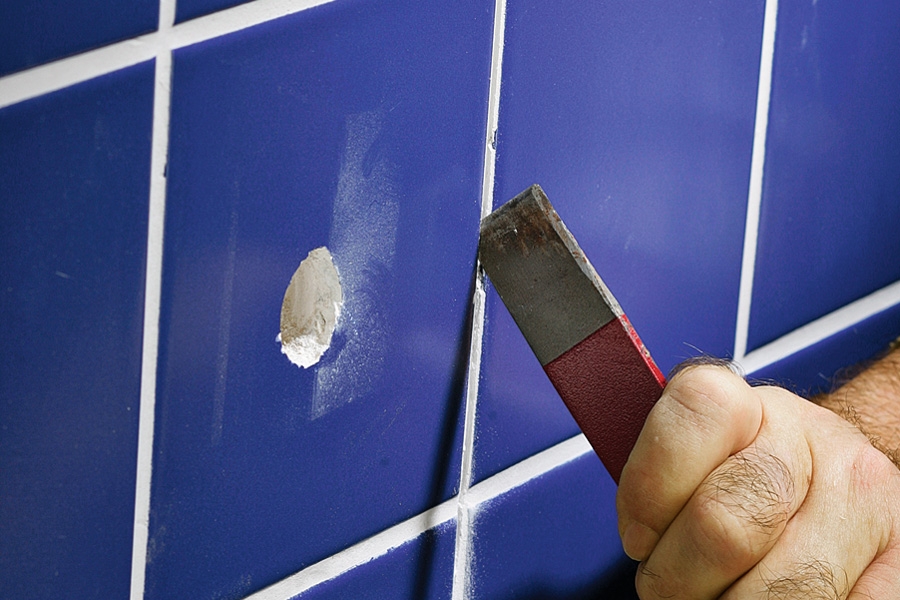 2 hyvää konetta laatan irrottamiseen: Voit poistaa saumat varovasti myös talttapäämeisselillä.