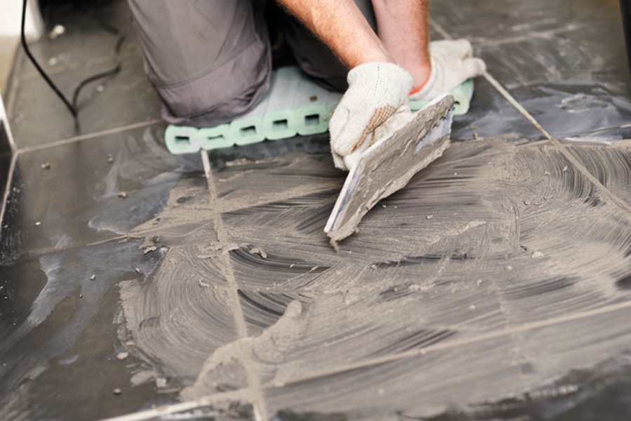 Asenna uusi laatta: Voit saumata lattian vuorokauden kuluttua.