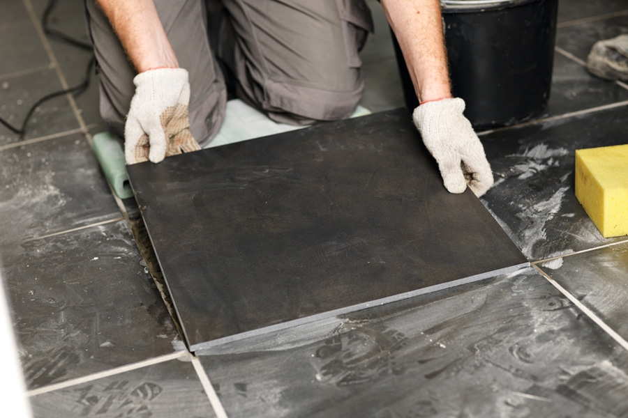 Asenna uusi laatta: Asenna uusi laatta paikalleen ja paina sitä kunnolla.