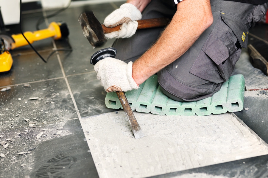 Irrota särkynyt laatta: Siivoa alue ja poista loput laastit.