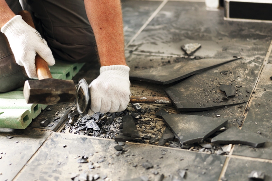Irrota särkynyt laatta: Hakkaa laatta irti vasaralla ja lyöntimeisselillä.