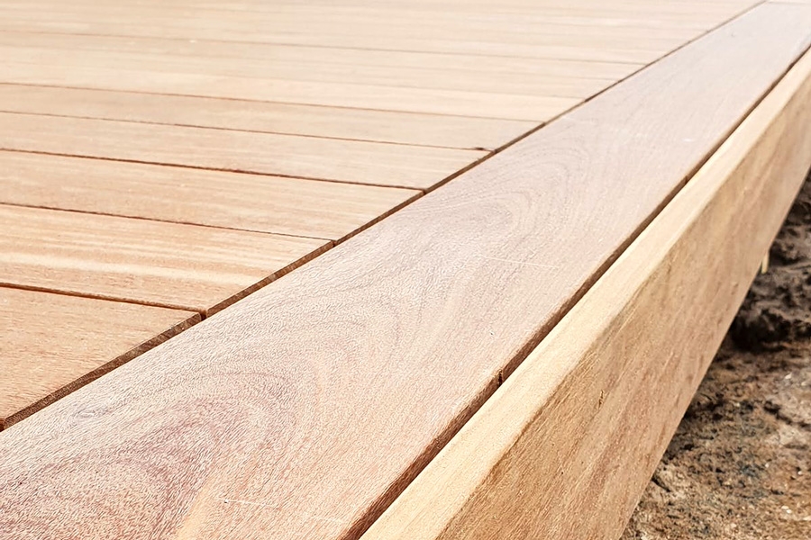 Täckbrädan här ligger i höjd med själva trädäcket och ger en extra snygg finish.