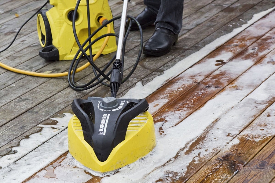 Terrasstvätten rengör träet utan att skada träfibrerna.