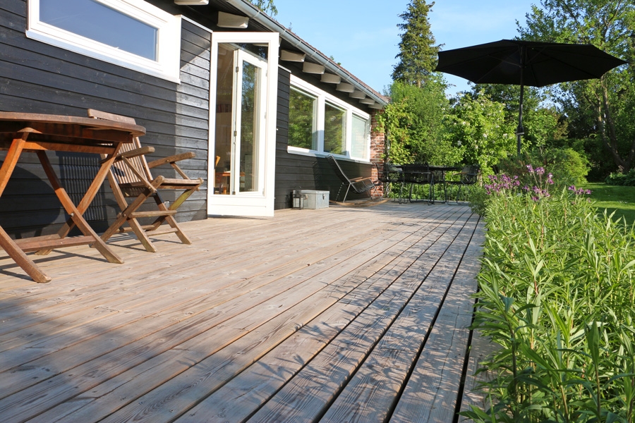 Denne terrasse er behandler med klar olie. En klar olie giver træet en naturlig glød, hvor træets struktur og årer stadig ses helt tydeligt.