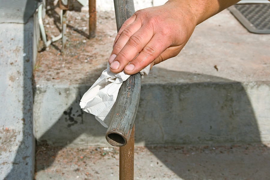 Mal rør: Jernet affedtes med en klud og universalrengøringsmiddel.