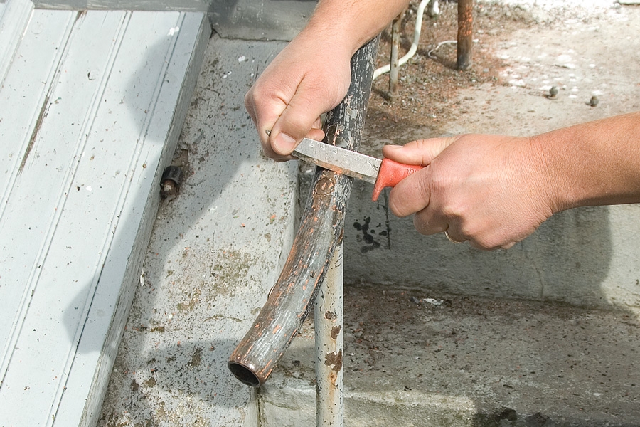 Mal rør: For at rense helt ned til rent jern kan det være nødvendigt at tage en fil i brug. Og til sidst slibes efter med slibepapir korn 80.