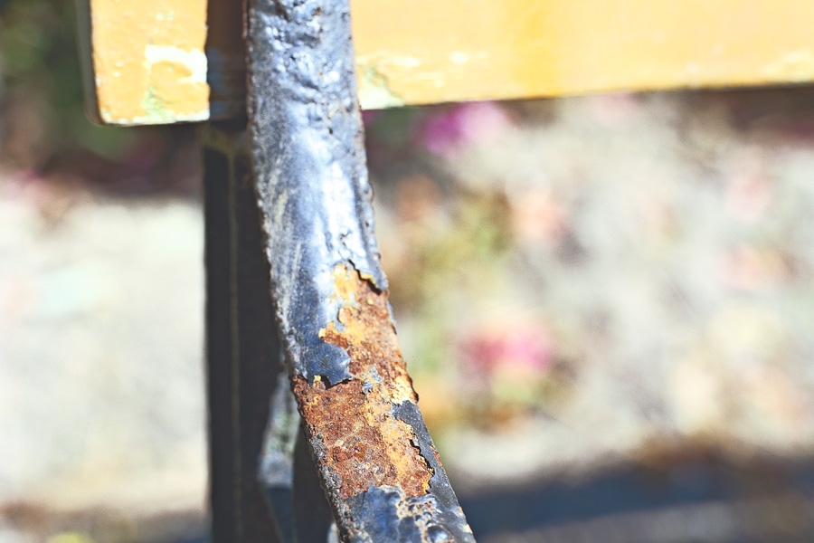 Mal rør: Uanset om man maler indendørs eller udendørs rør, skal al løs maling og rust fjernes. Opgaven er naturligvis størst udendørs. Brug en stålbørste – evt. på boremaskine