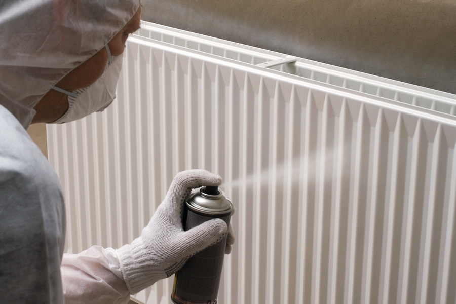 Mal radiator: Efter et døgn er primeren hærdet, og selve radiatormalingen påføres i tynde lag.