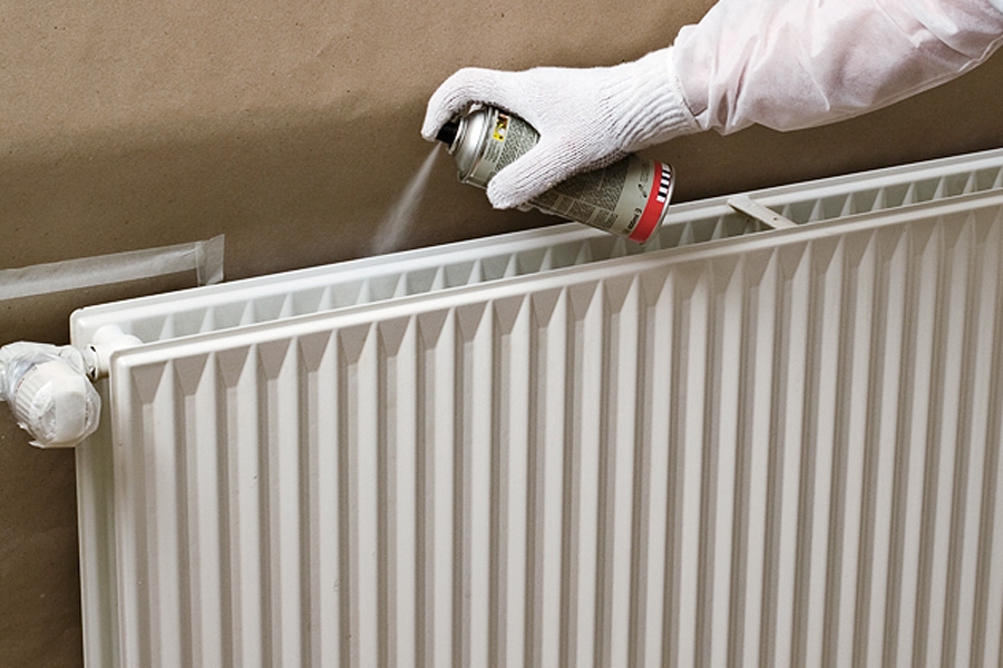 Mal radiator: Spraydåsen føres frem og tilbage i rolige bevægelser.