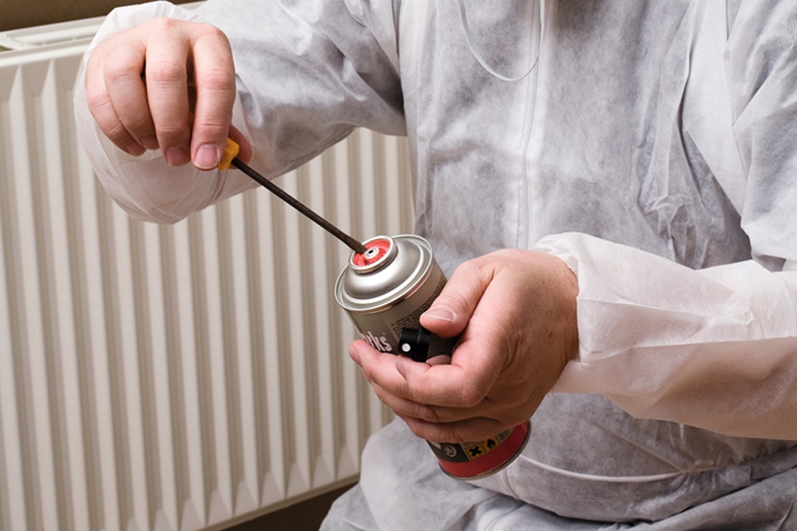 Mal radiator: Først skal radiatoren have et lag primer, der skal hærde et døgn, inden selve radiatormalingen.