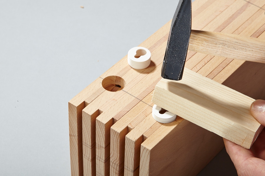 Lyö kiinnikkeet varovasti koloihin.