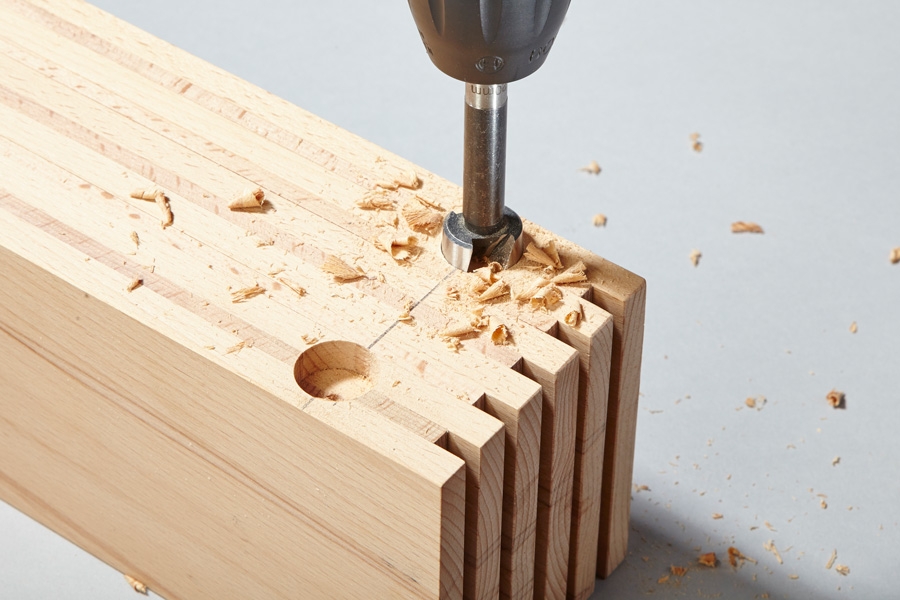 Poraa telineen taakse kaksi reikää kiinnikkeiden kokoisella oksaterällä.