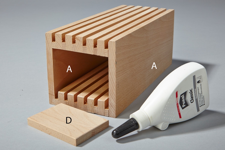 Bunden (D) sættes i og fastgøres med lim.