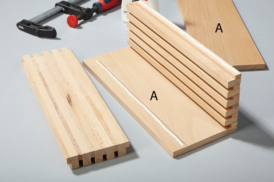 Fronten, bagsiden og de to sider (A) limes sammen.