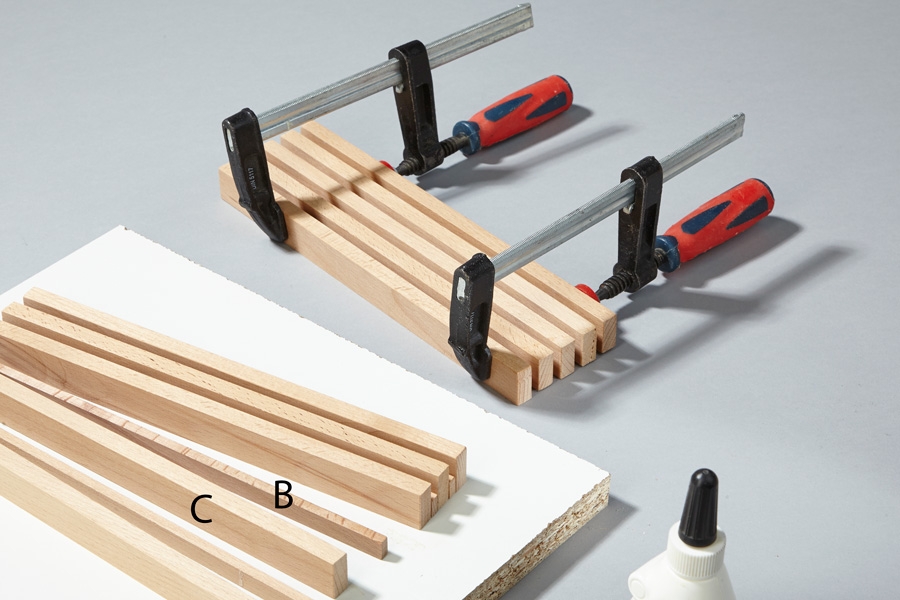 Kokoa telineen etupuoli ja tausta rimoista (B ja C).