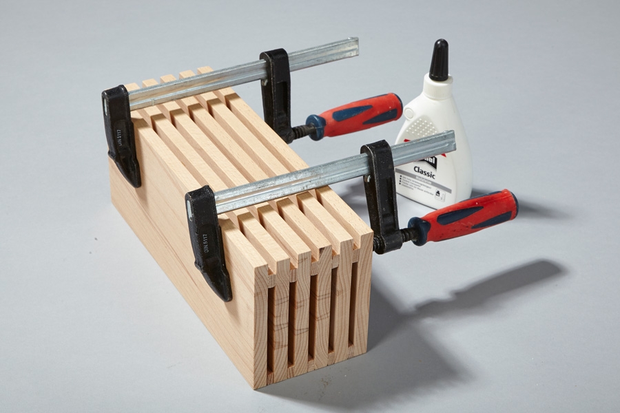 Purista veitsitukki kokoon puristimilla siksi aikaa, että liima kuivuu.