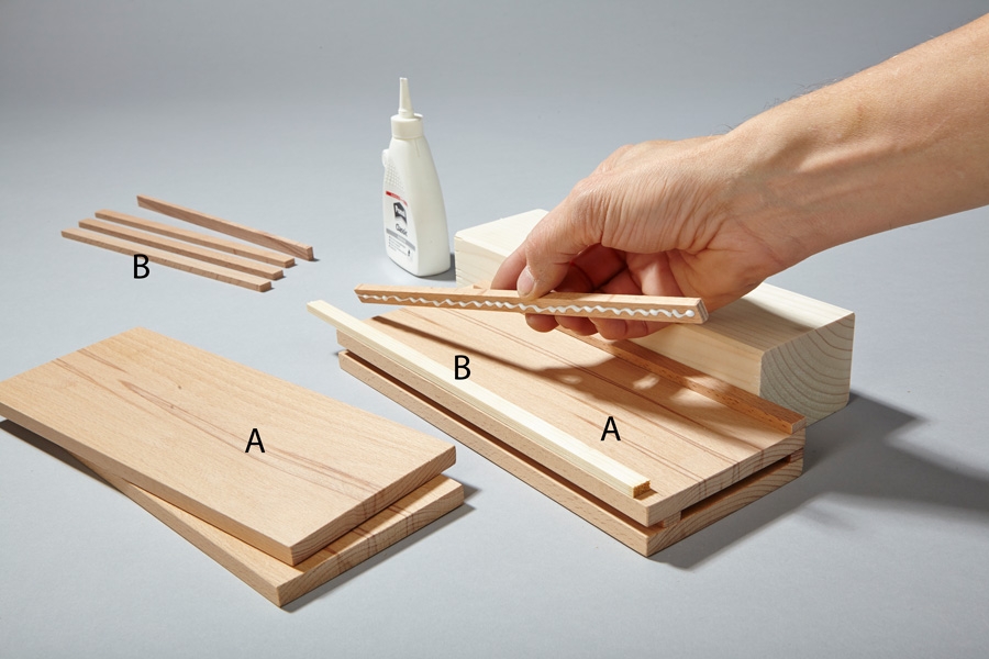 Asettele levyt (A) ja välikapulat (B) vuorotellen ja kiinnitä ne toisiinsa liimalla.